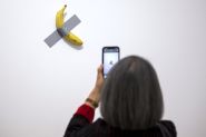 Au Centre Pompidou-Metz, la banane millionnaire de Maurizio Cattelan croquée par un visiteur
