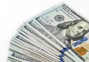 Le dollar plie après l'annonce par Trump de droits de douane sur les automobiles, nouveau record de l'or