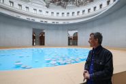 Une installation aquatique et musicale au coeur de la Bourse de Commerce à Paris