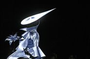 Haute couture: Robert Wun signe une introspection théâtrale des rituels de l'habillage