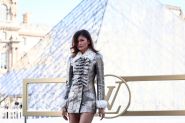 Louis Vuitton sublime l’intime au Louvre pendant la Fashion Week