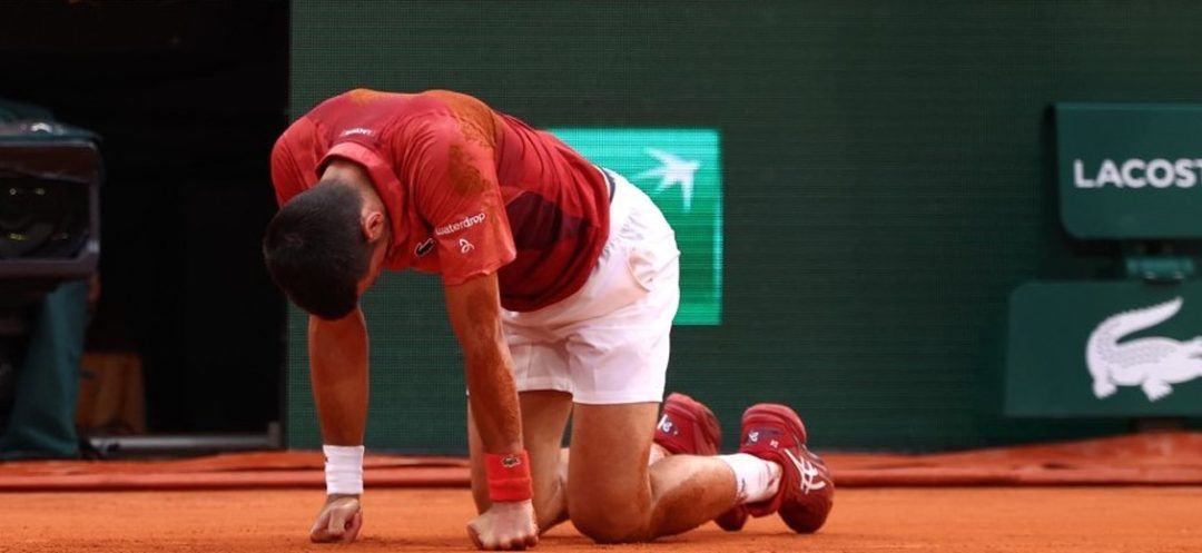 Djokovic Sows French Open Doubt After Hurting Knee in Thriller