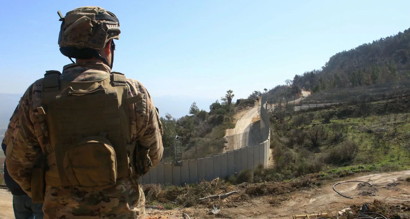 Négocier sous le feu: désarmement et compromis politique