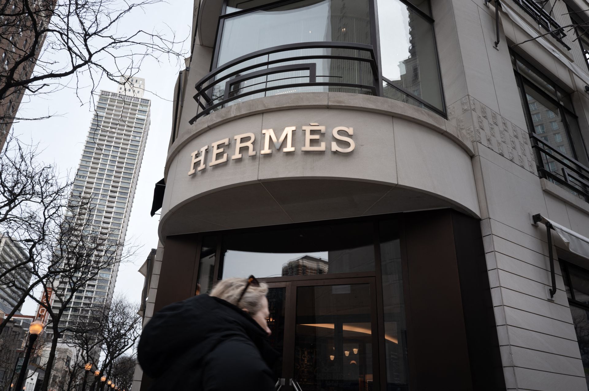 Hermès inaugure sa 24e maroquinerie en Charente, où 260 artisans font vivre le luxe à la française