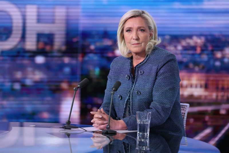 Marine Le Pen condamnée dénonce une \