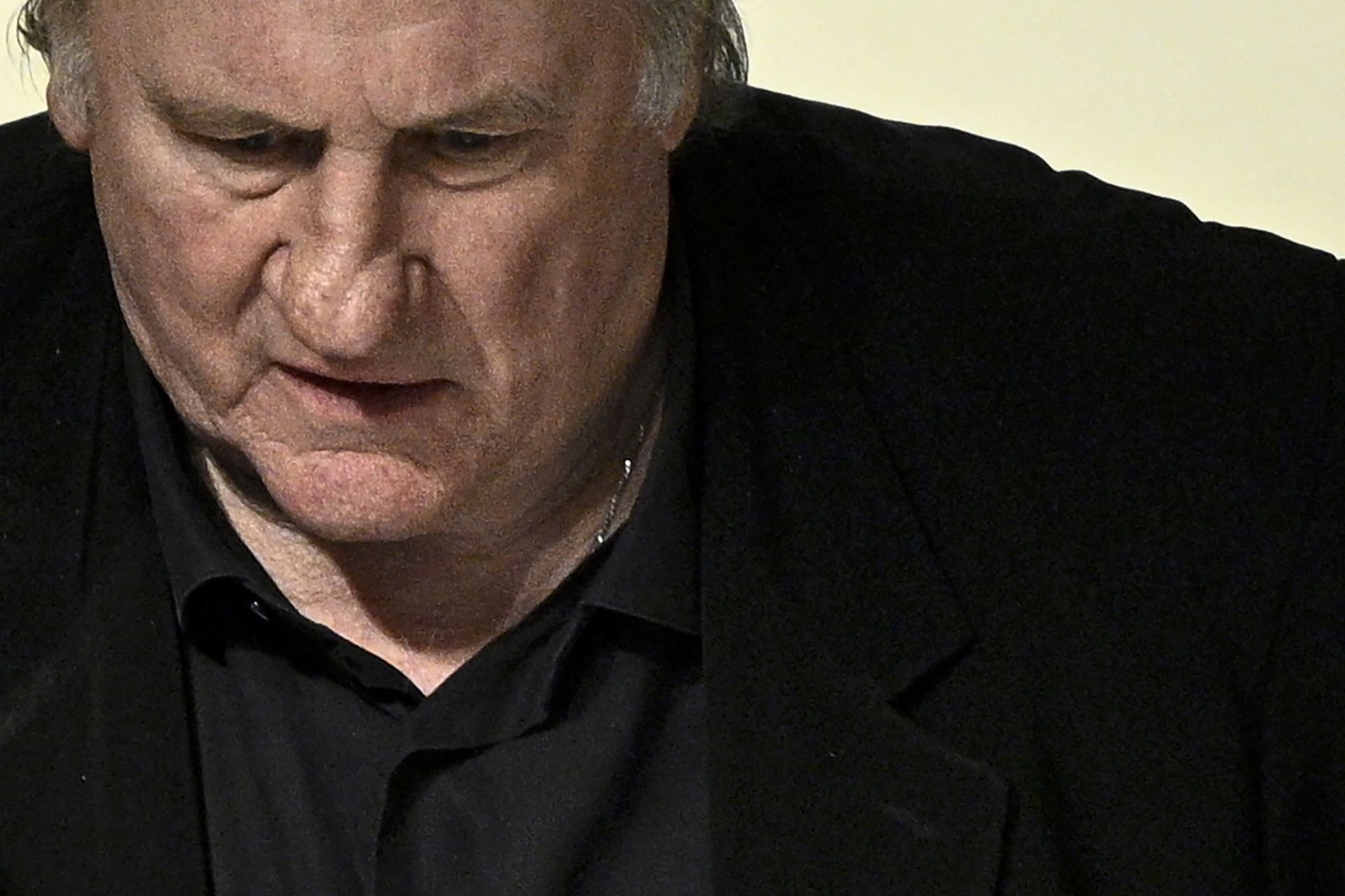Montage controversé: France Télévisions face à la justice après une plainte de Depardieu