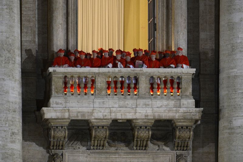Les cardinaux emménagent au Vatican à la veille du conclave