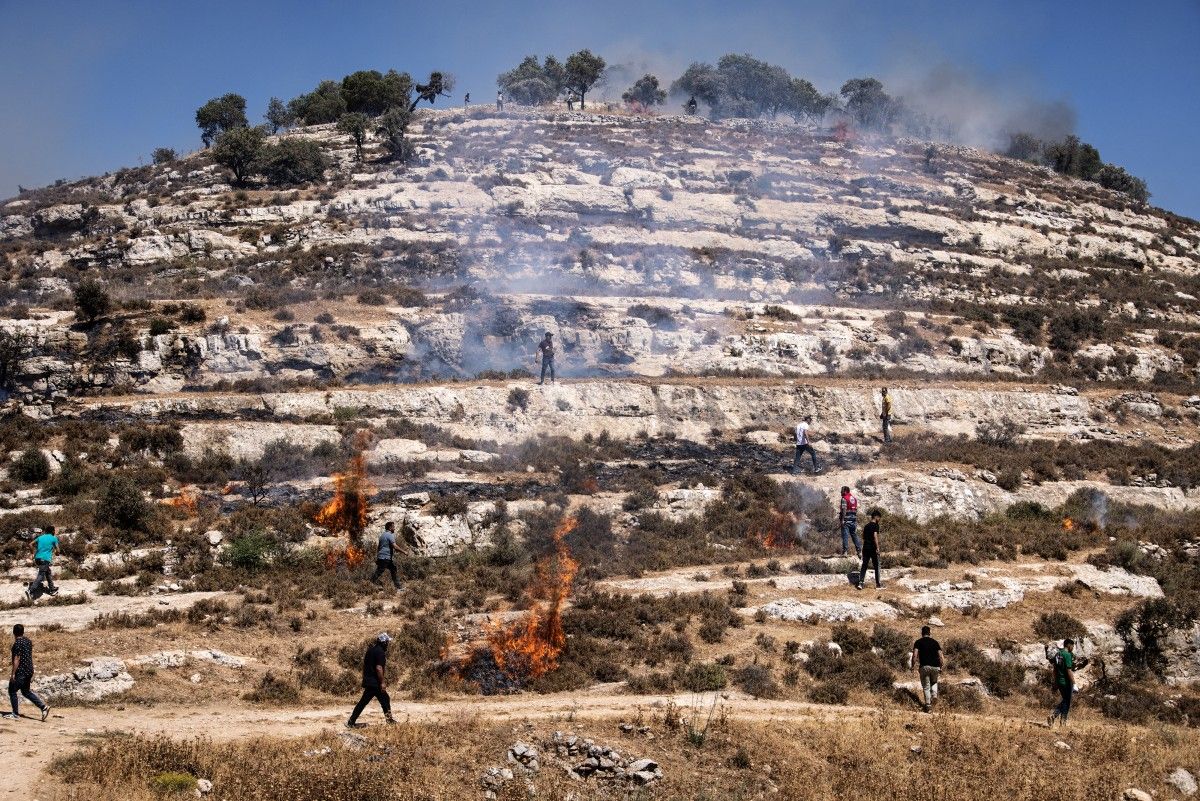 Des colons israéliens et des Palestiniens s'affrontent dans un village de Cisjordanie