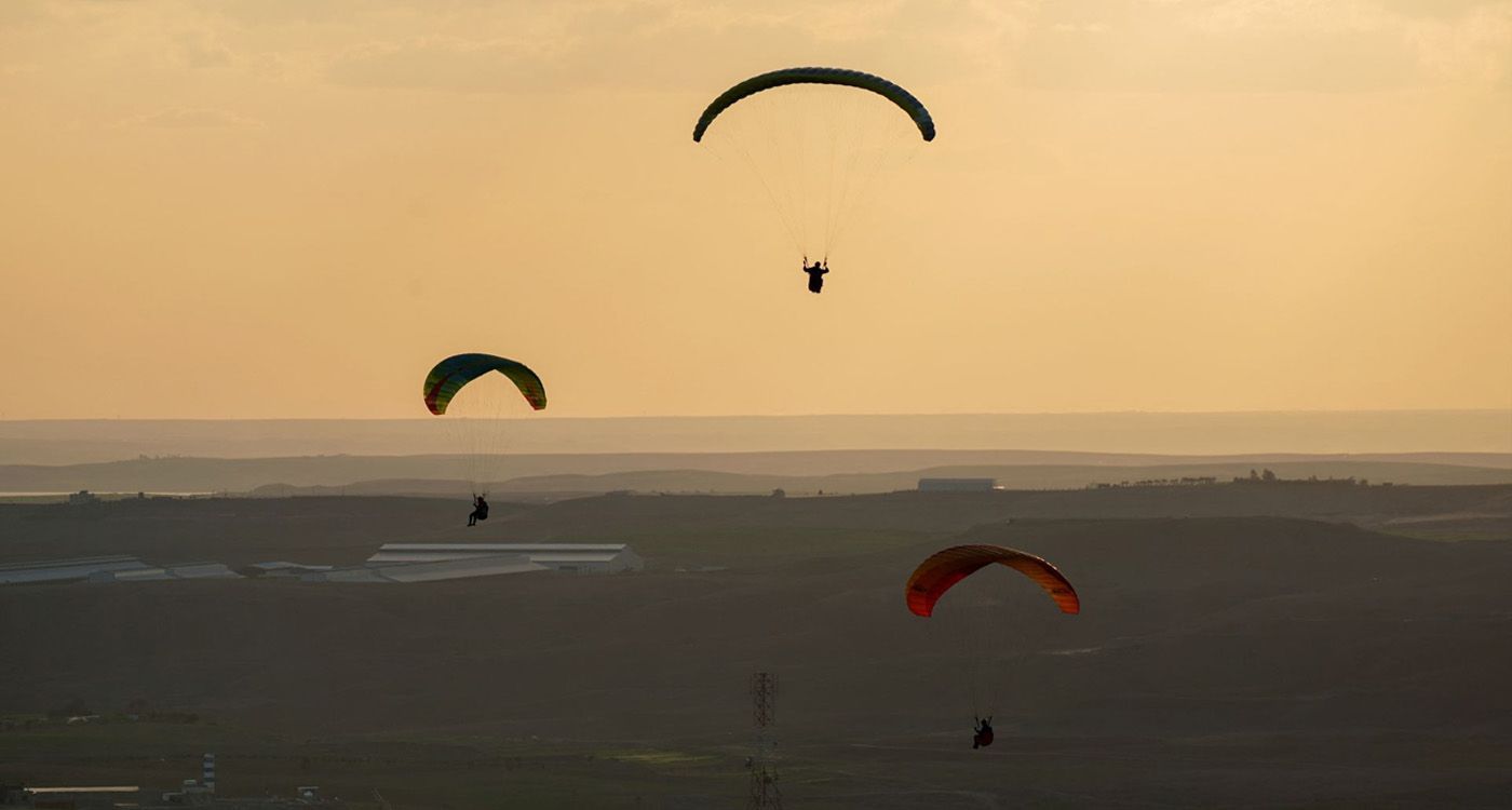 Recherches en cours après un accident de parapente à Jounieh