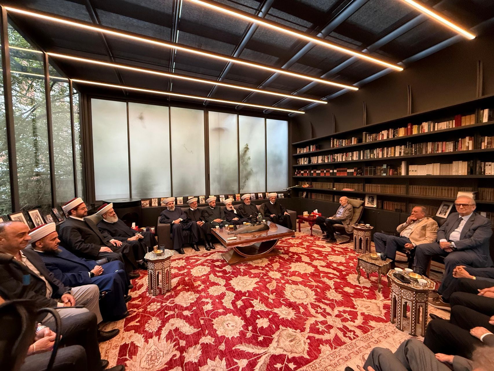 Walid Joumblatt accueille à Clemenceau une rencontre druzo-sunnite