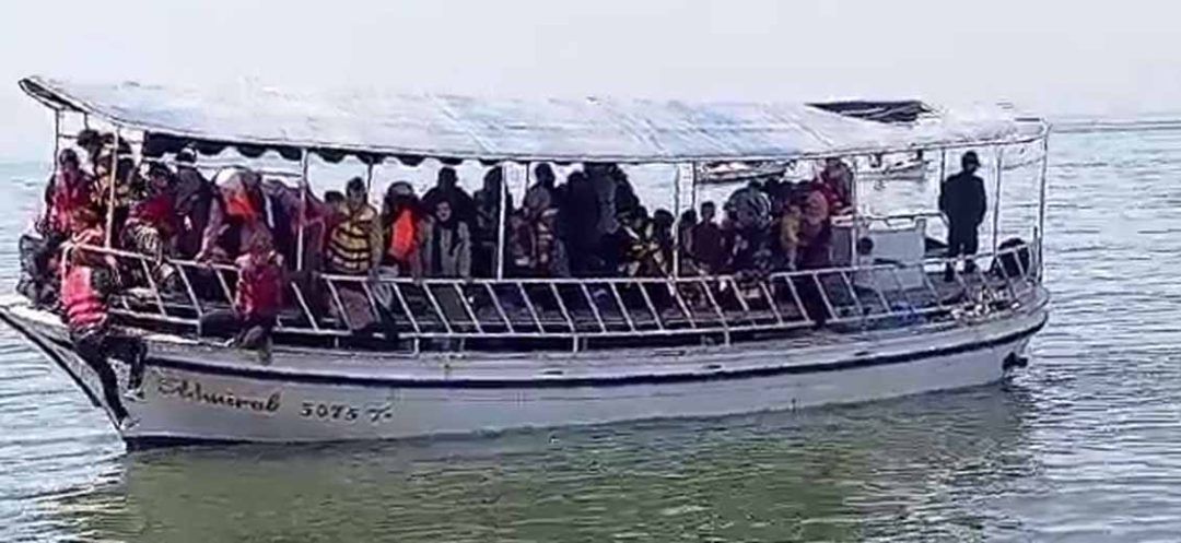 Lebanese Navy Hands Over Boat Carrying 20 Syrians to Damascus