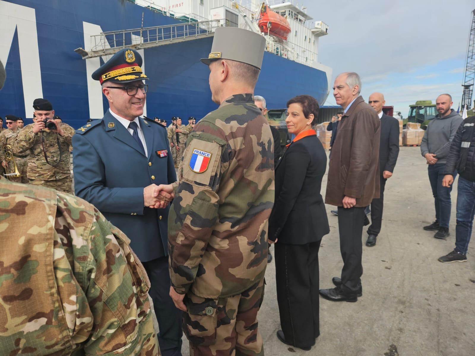 Remise de matériel français et chypriote à l’armée