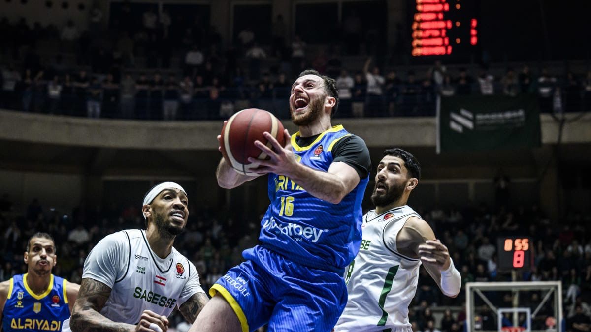 Basketball - WASL: Riyadi Rolls, Sagesse Crumbles