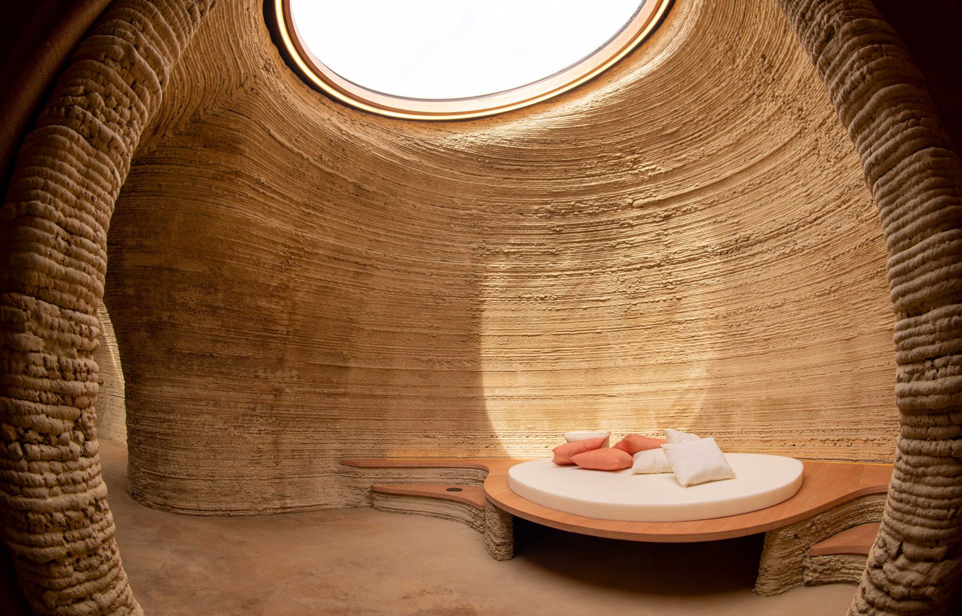 Huit jours, un peu de terre… et la robotique bâtit une maison!