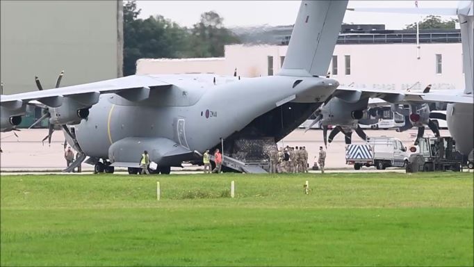 Des pilotes militaires britanniques et australiens recrutés par Pékin