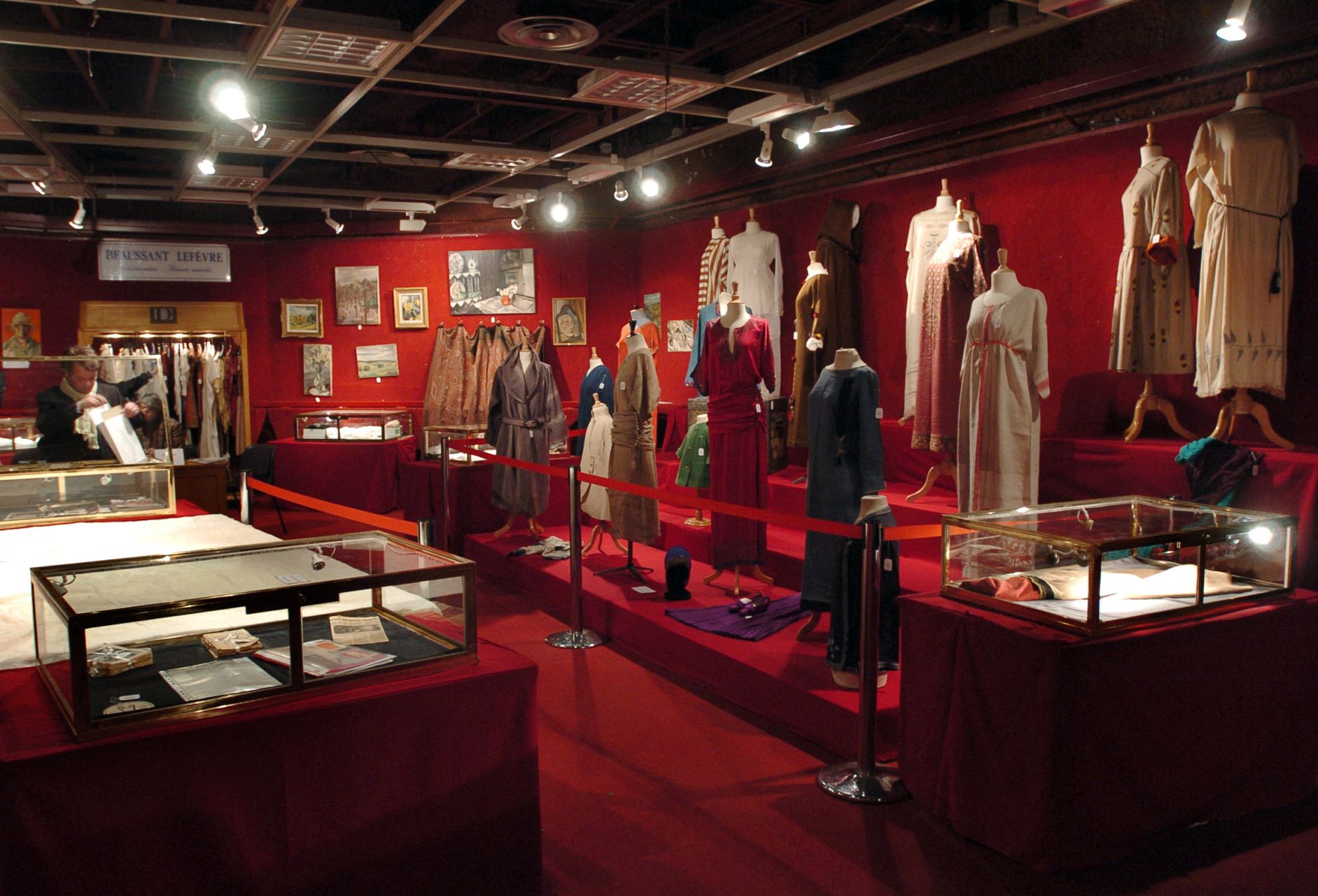 À Paris, plongée dans l'univers du couturier Paul Poiret, libérateur du corps des femmes