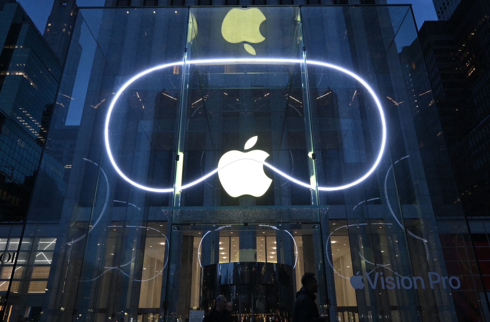Apple to Invest Additional $100 Billion in US