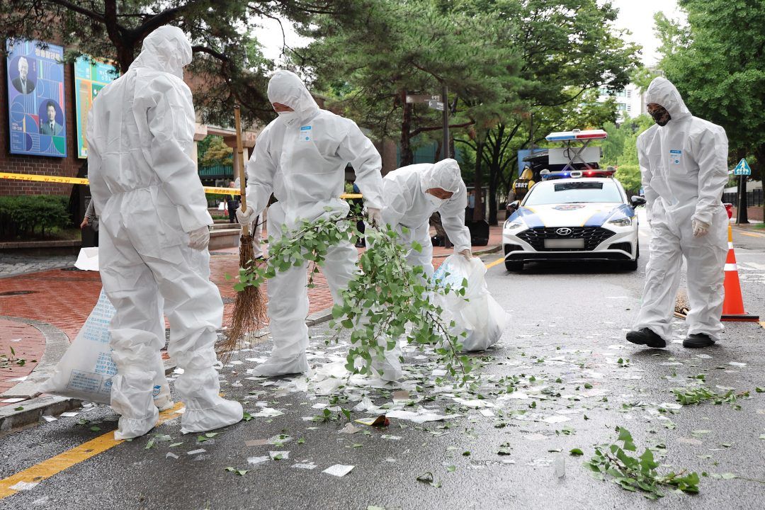 North Korean Trash Balloons Hit South's Presidential Building