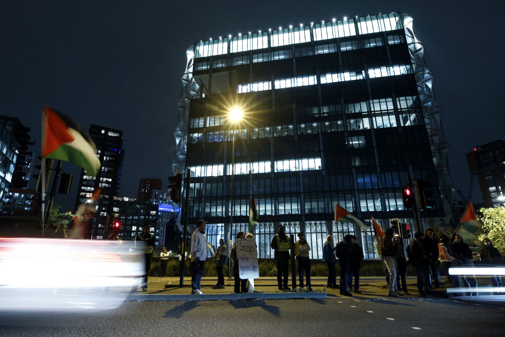 London Police Conduct ‘Controlled Explosion’ Outside US Embassy