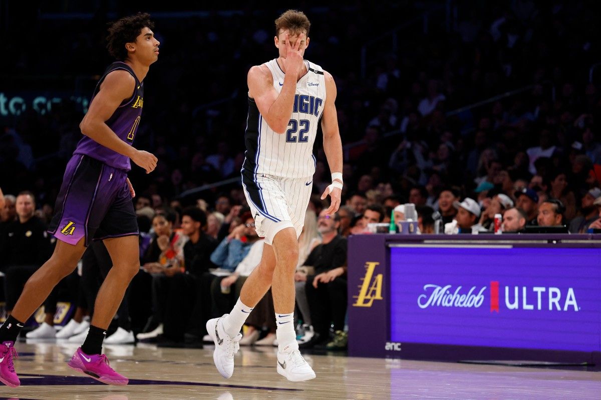 Wagner Late Show as Magic Stun Lakers