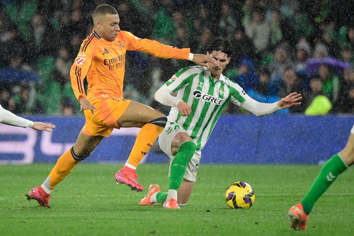 Atletico Go Top After Real Madrid Stumble at Betis