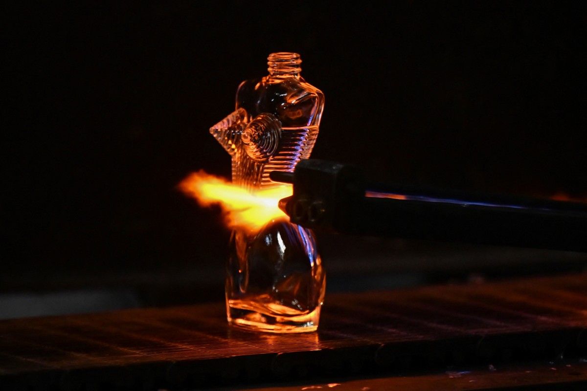 Dans la vallée du verre, le flacon de parfum se verdit grâce à l’électricité