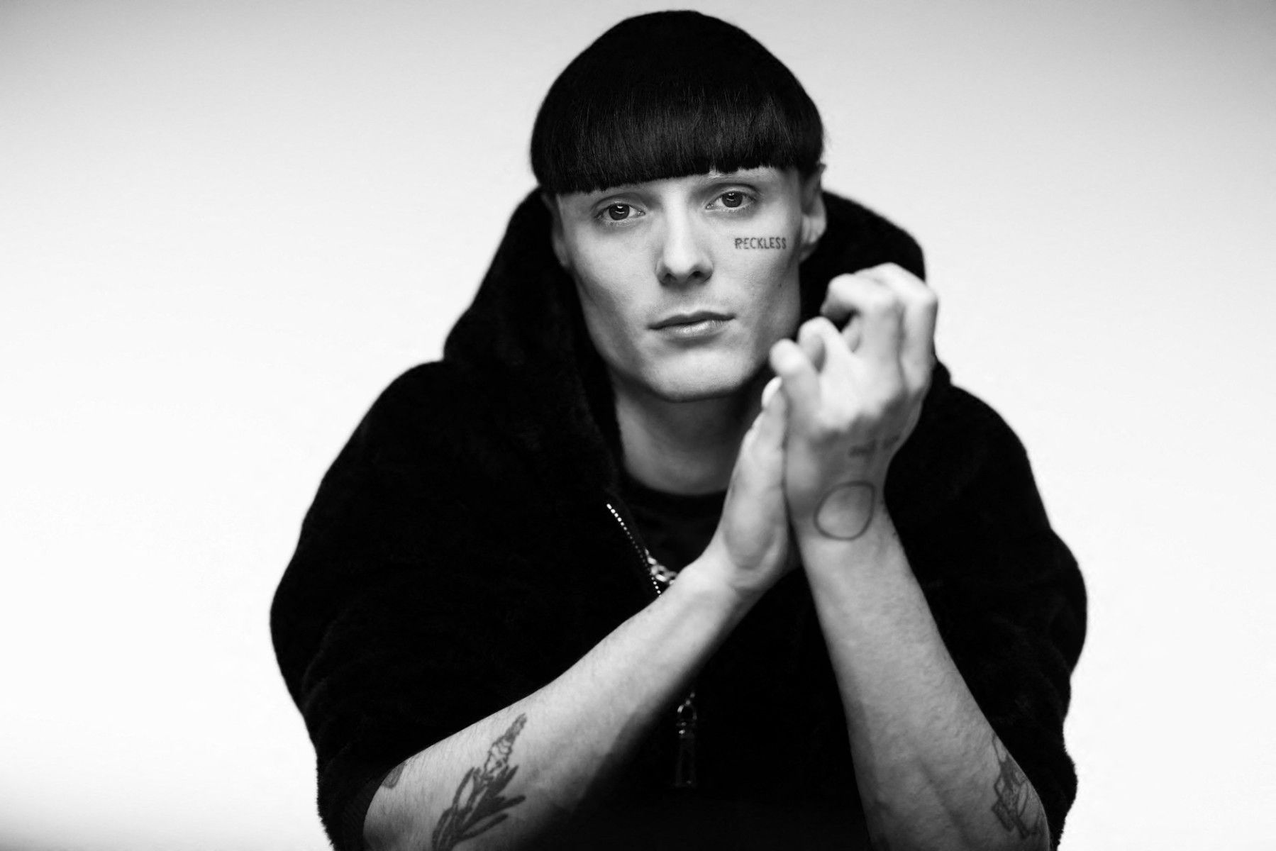 Aime Simone dévoile une REVolution musicale puissante et engagée