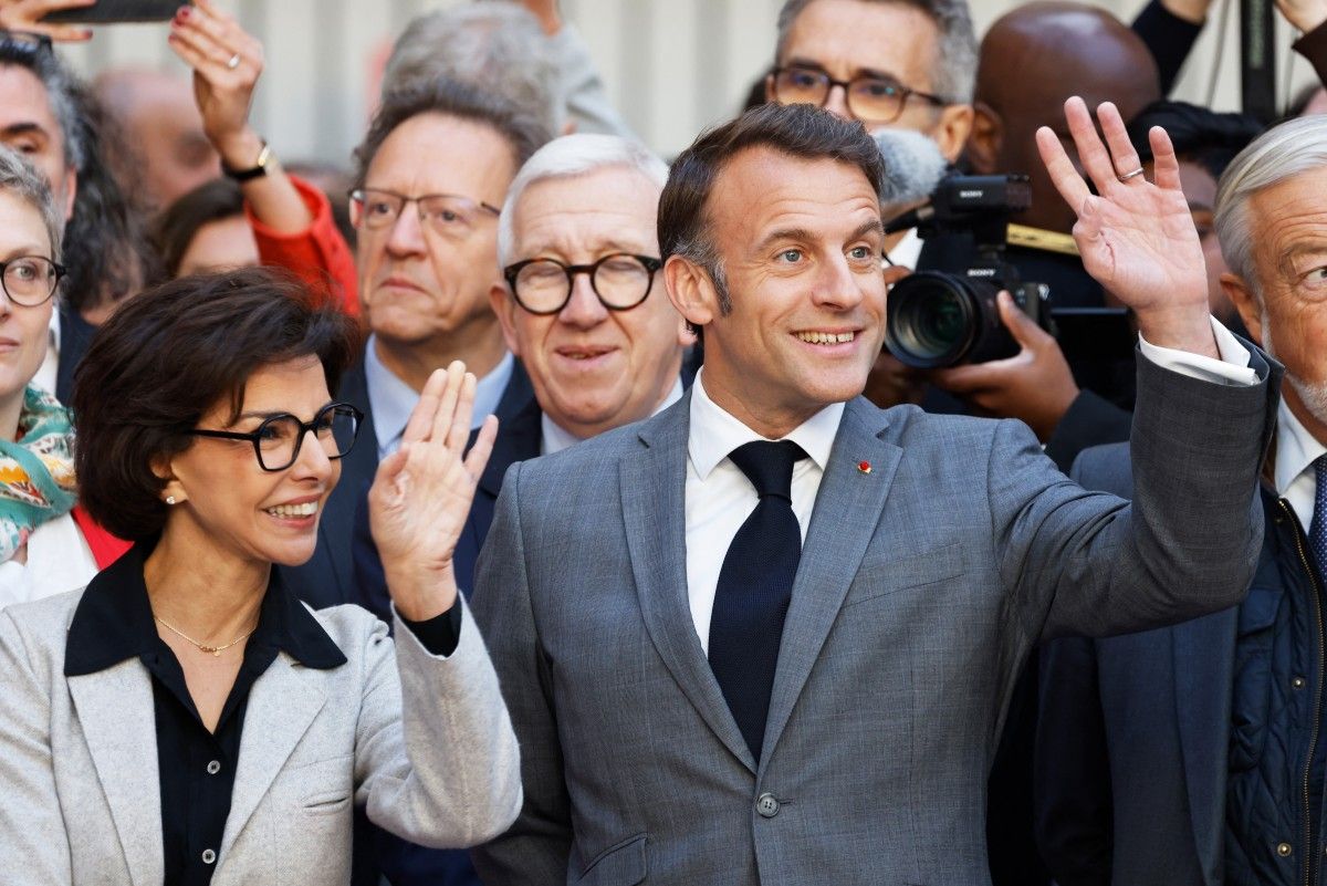 Emmanuel Macron célèbre l’esprit de Notre-Dame en médailles