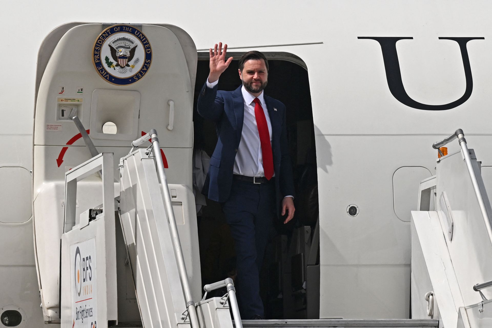 Le vice-président américain JD Vance est arrivé en Inde pour parler commerce