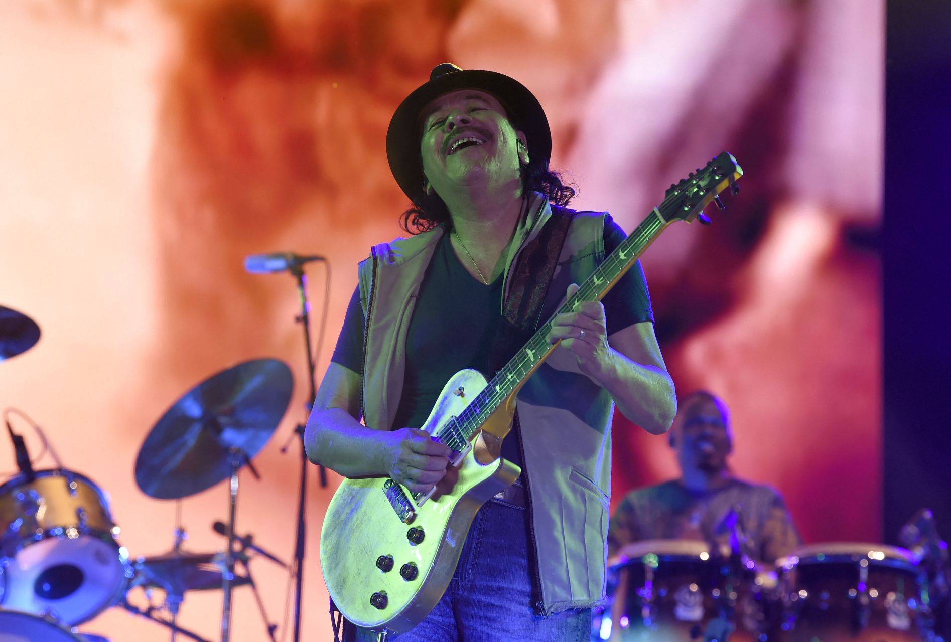 Quand le Covid interrompt la tournée de Carlos Santana maestro de la guitare