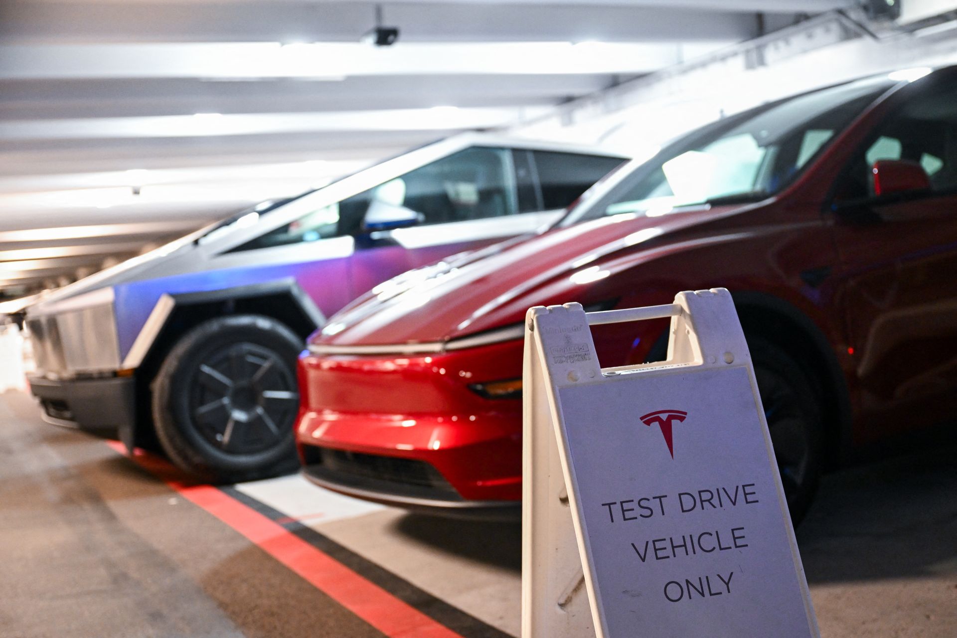 Tesla's EU Sales Plunge as Musk Takes Flak