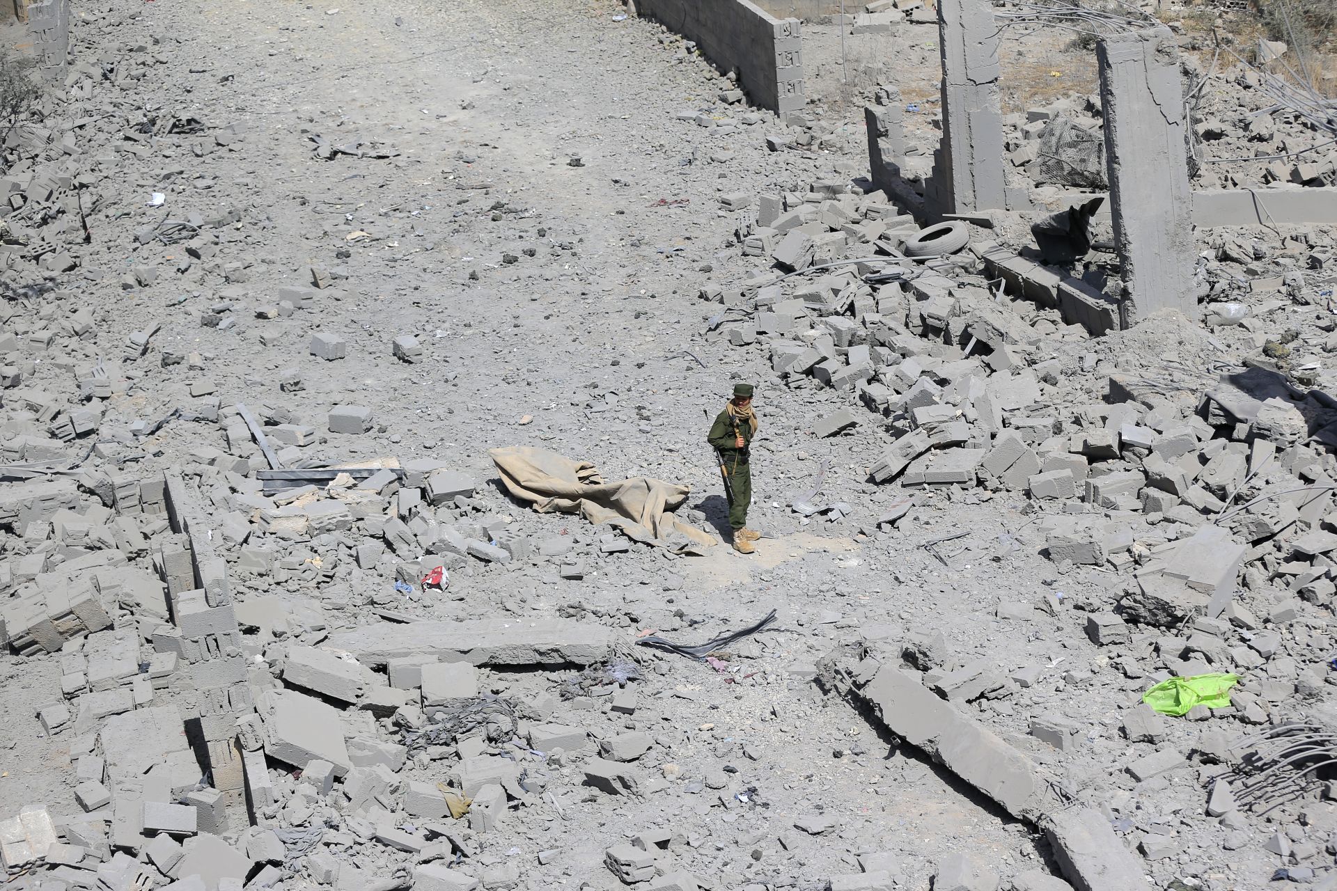 Royaume-Uni et États-Unis mènent une frappe conjointe contre une unité de production de drones des Houthis au Yémen