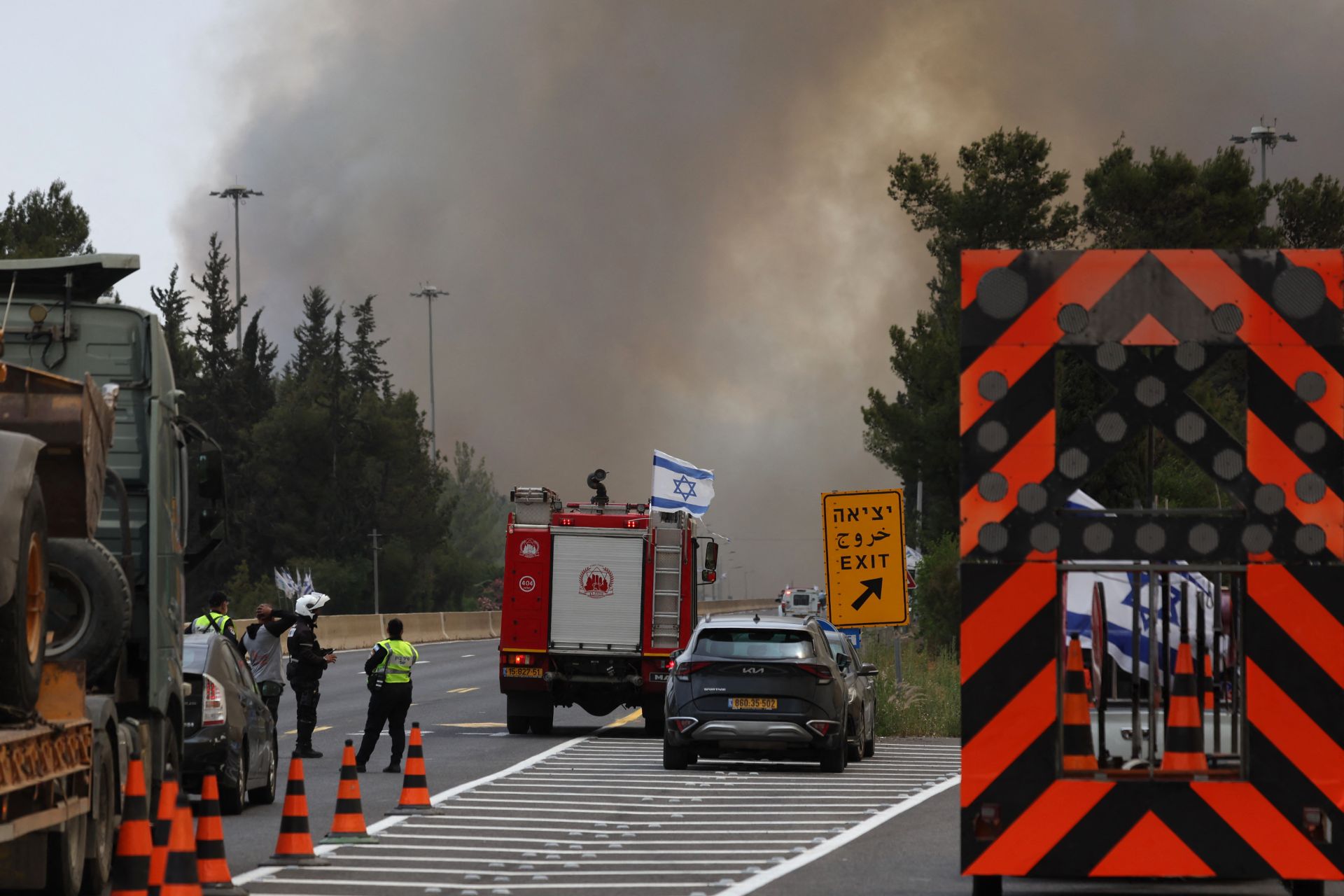 Israel Reopens Key Roads as Firefighters Battle Blaze