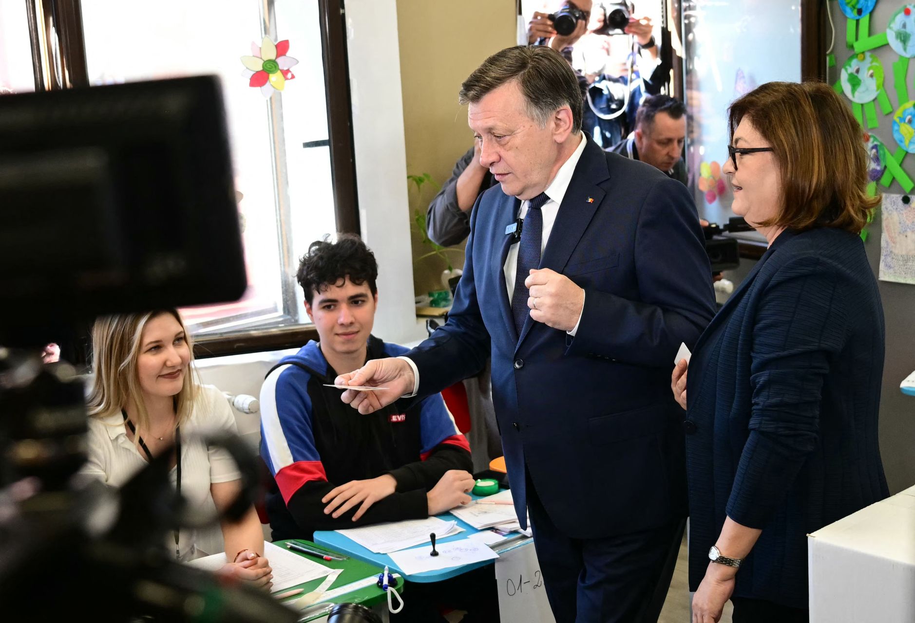 Romania Returns to the Polls, Far-Right Leads in Surveys