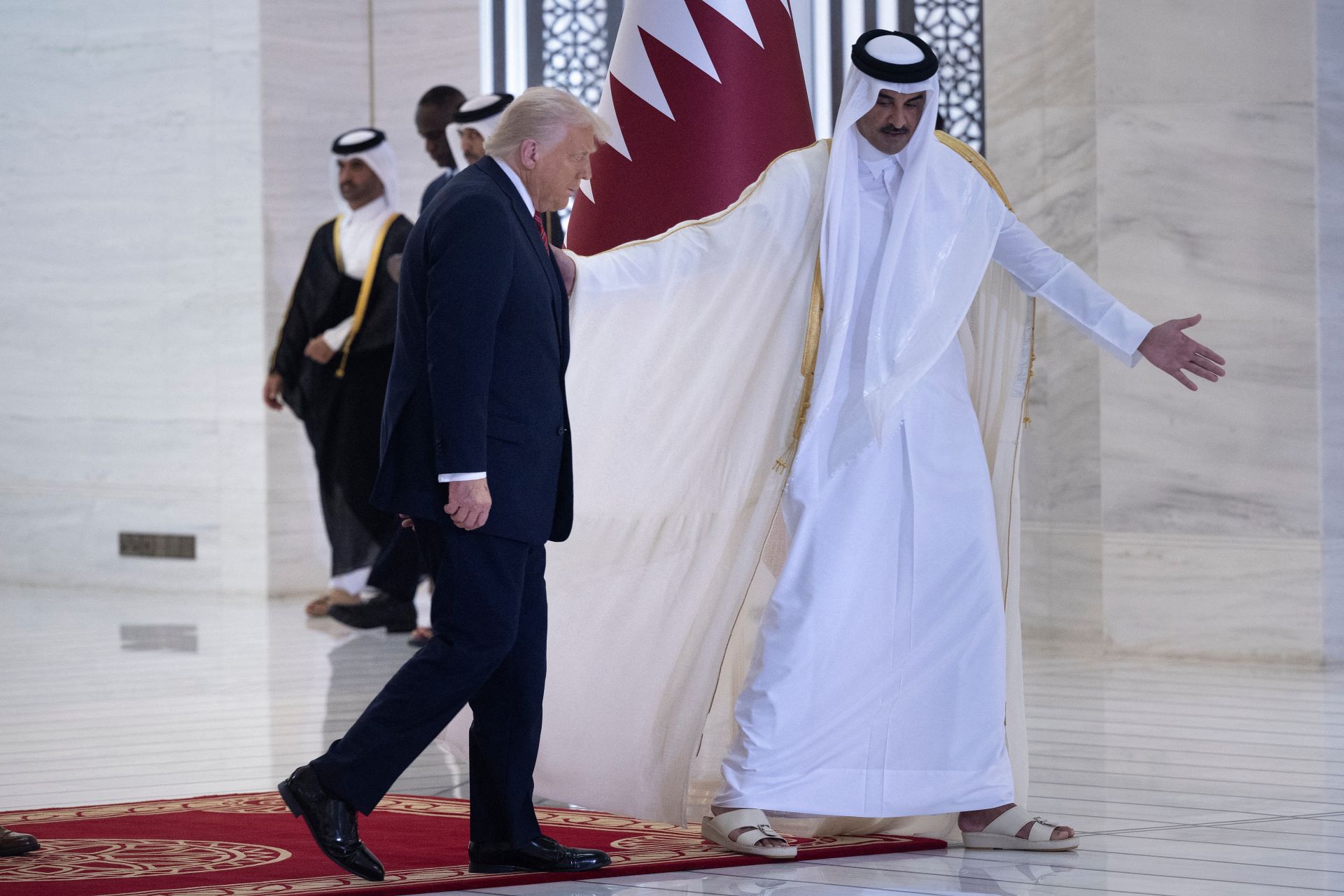 Trump arrive au Qatar après un changement de cap majeur sur la Syrie
