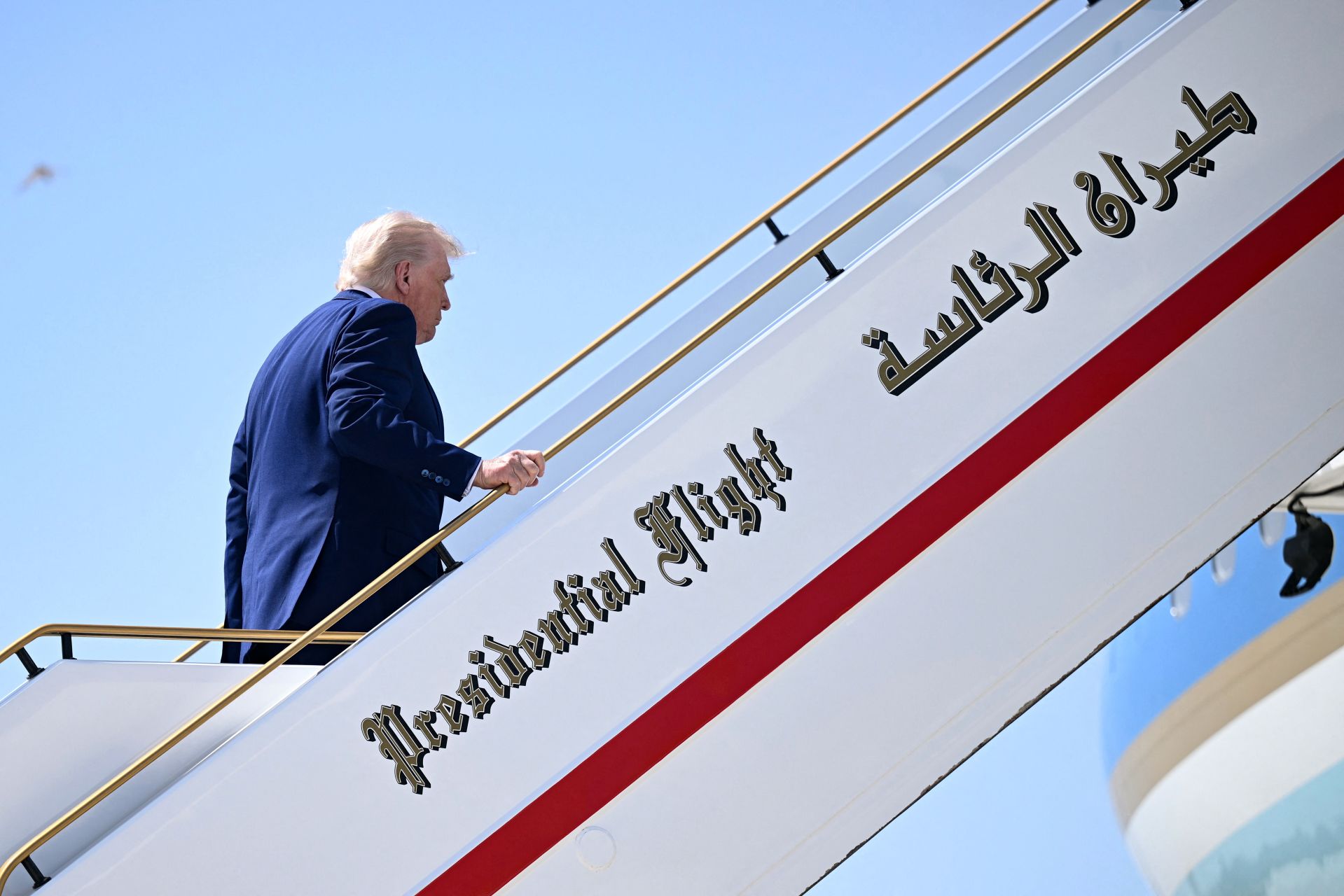 Donald Trump conclut une fastueuse tournée du Golfe