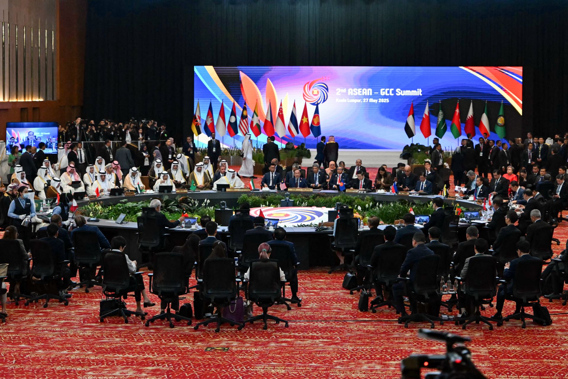 SE Asian Leaders Meet China's Li and Gulf States to Bolster Ties
