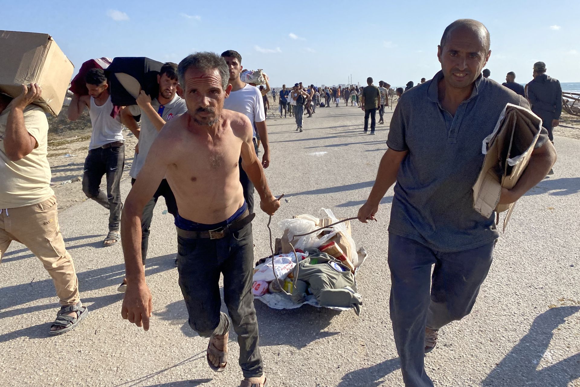 Dans la bande de Gaza affamée, la foule se rue sur un centre de distribution d'aide