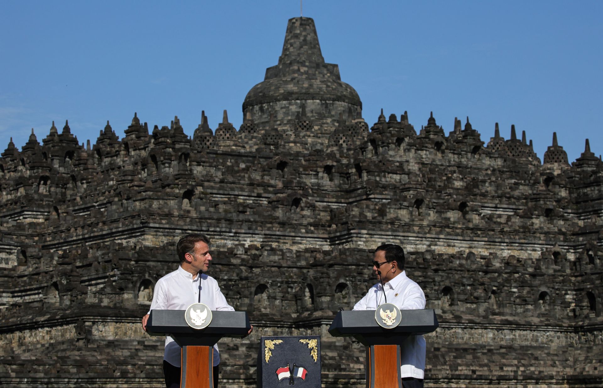 Macron scelle un «nouveau partenariat culturel» avec l’Indonésie depuis le temple de Borobudur