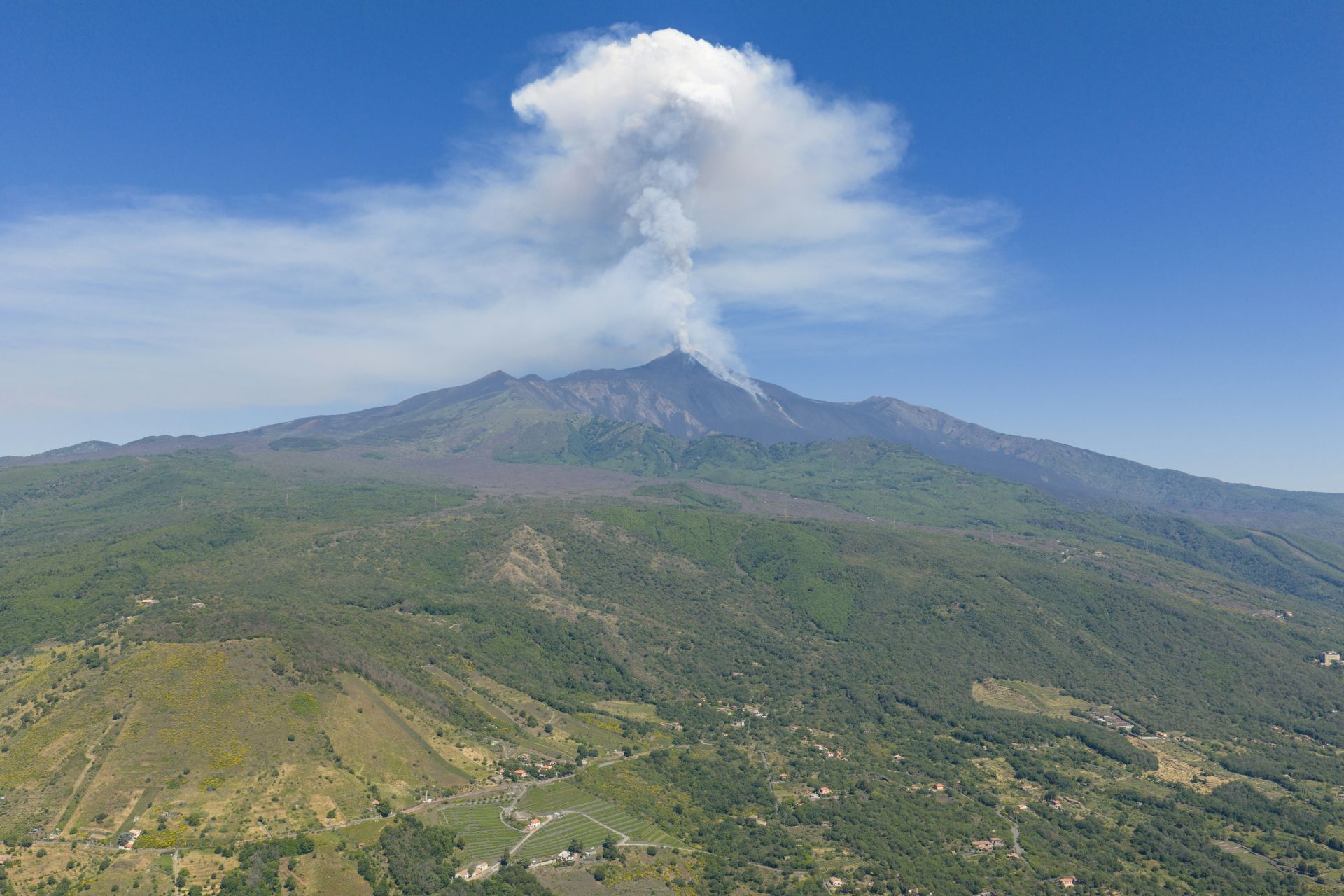 Italie: l'Etna crache un énorme panache de cendres et de gaz