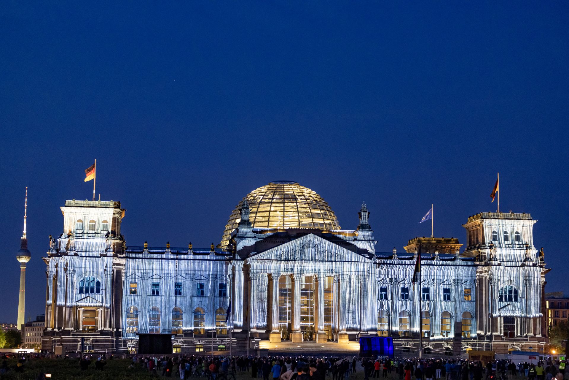 Le Reichstag de Berlin se pare de lumière, 30 ans après Christo