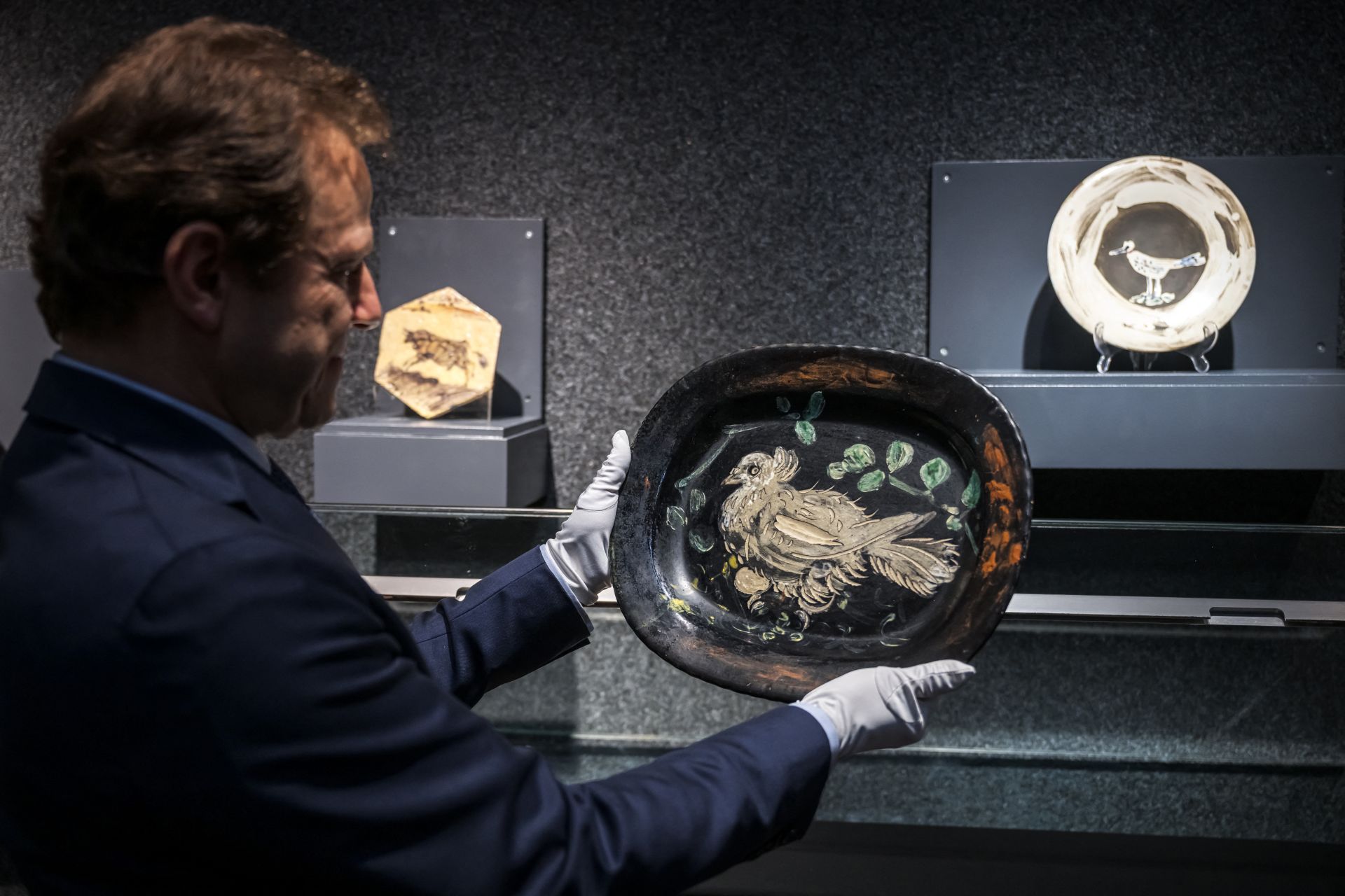 Sept assiettes et plats en céramique inédits de Picasso vendus à Genève