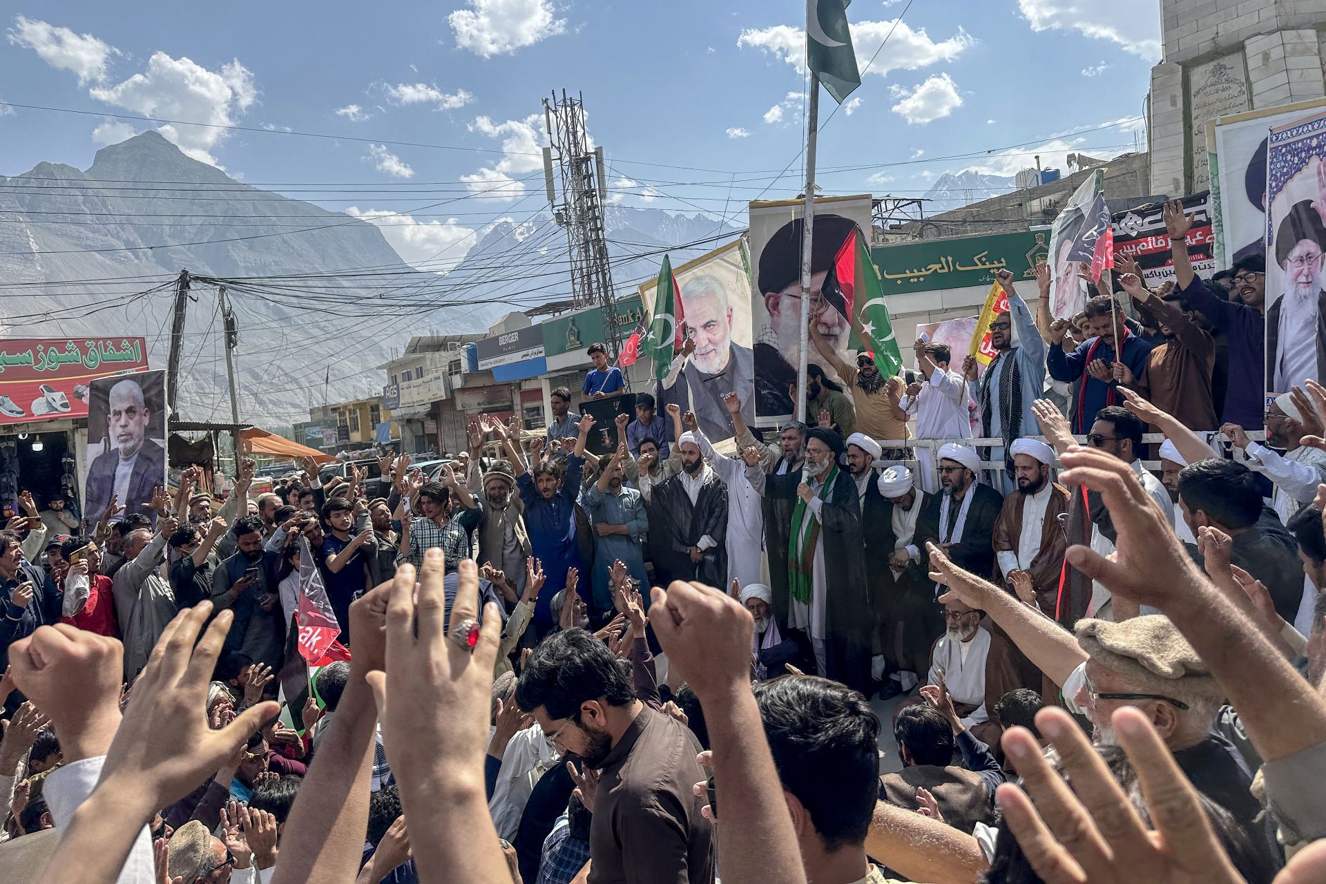 Des Iraniens appellent à la vengeance après les frappes israéliennes