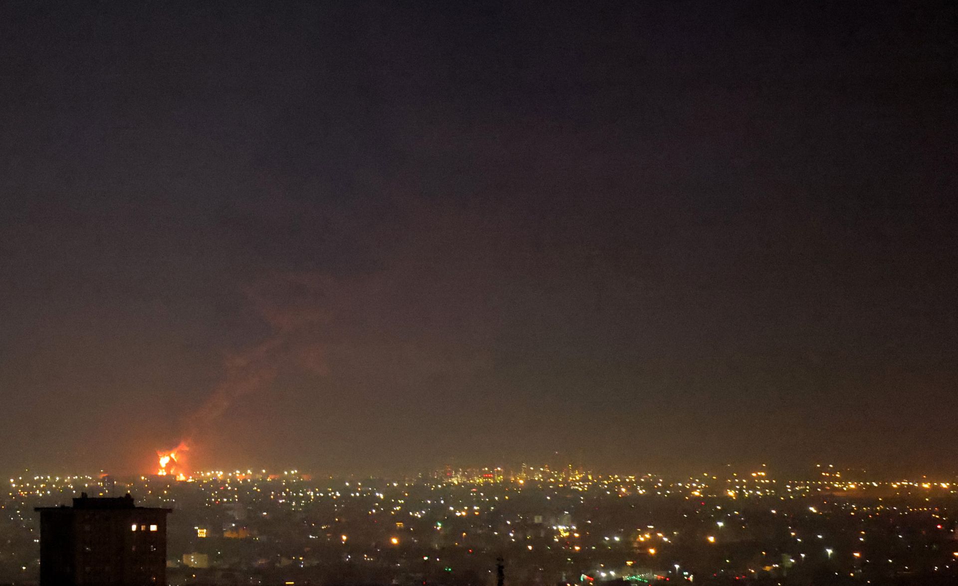 Israël frappe des sites nucléaires iraniens; l’Iran riposte par des attaques de missiles