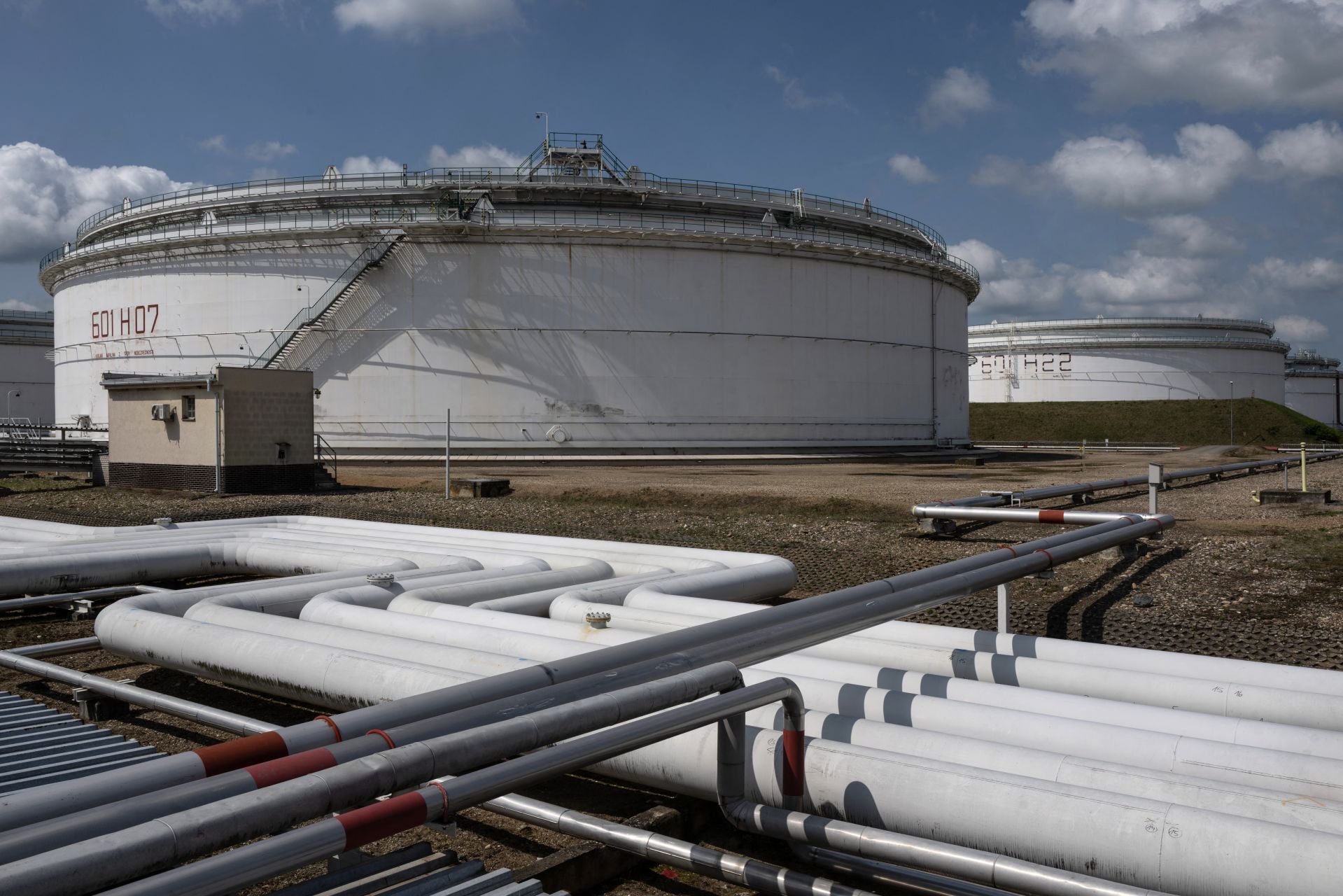 UK Joins New EU Sanctions Targeting Russia Oil Exports