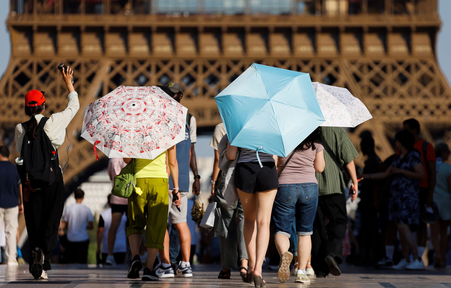Canicule: Paris voit rouge, la France continue d'étouffer