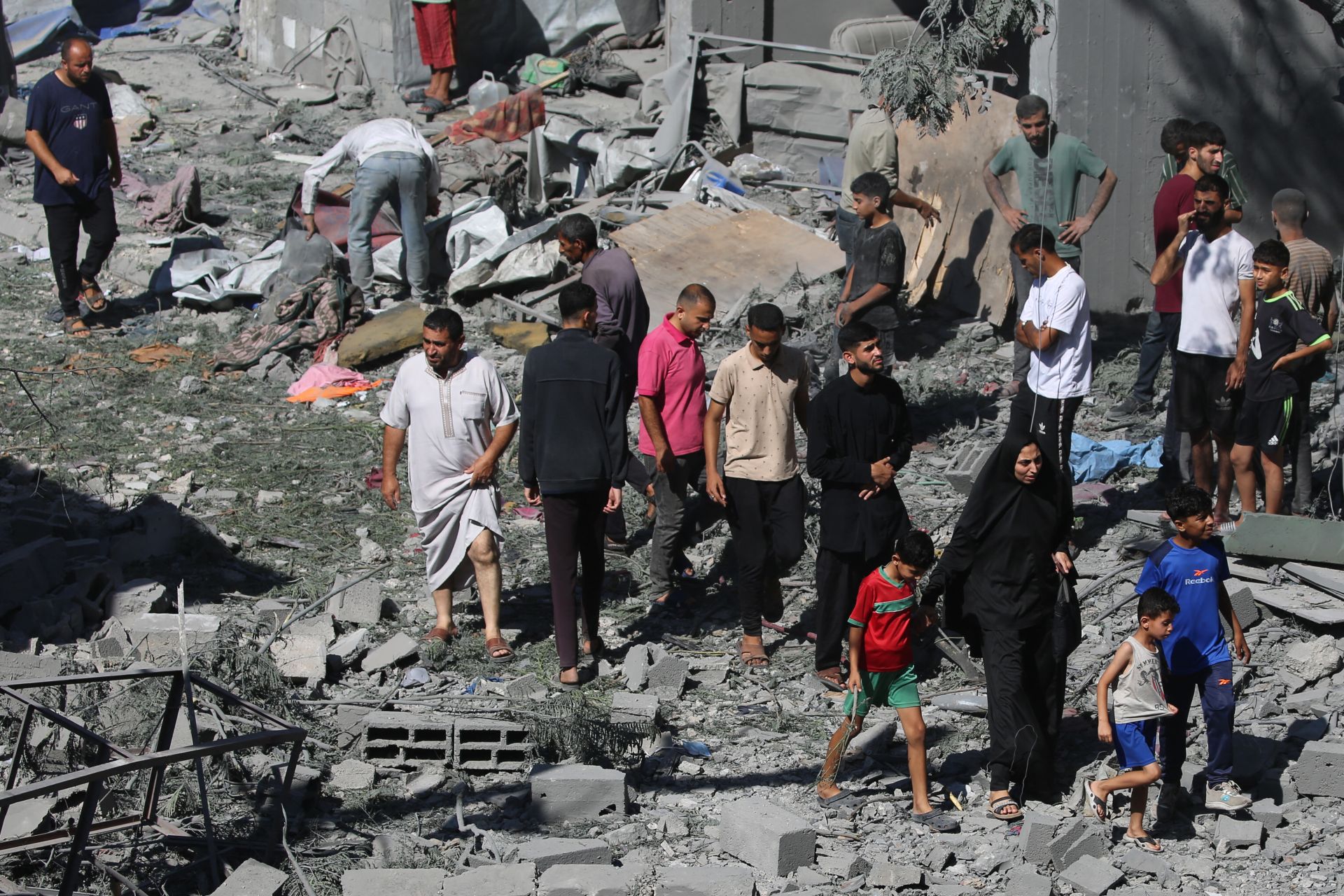 Hamas Signals Readiness for Ceasefire Talks as Israeli Strikes Kill 32 in Gaza