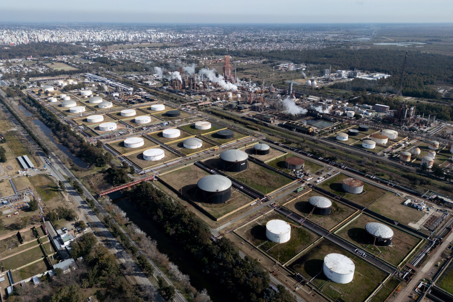 Le pétrole grimpe et les prévisions en baisse sur fond de tensions en mer Rouge