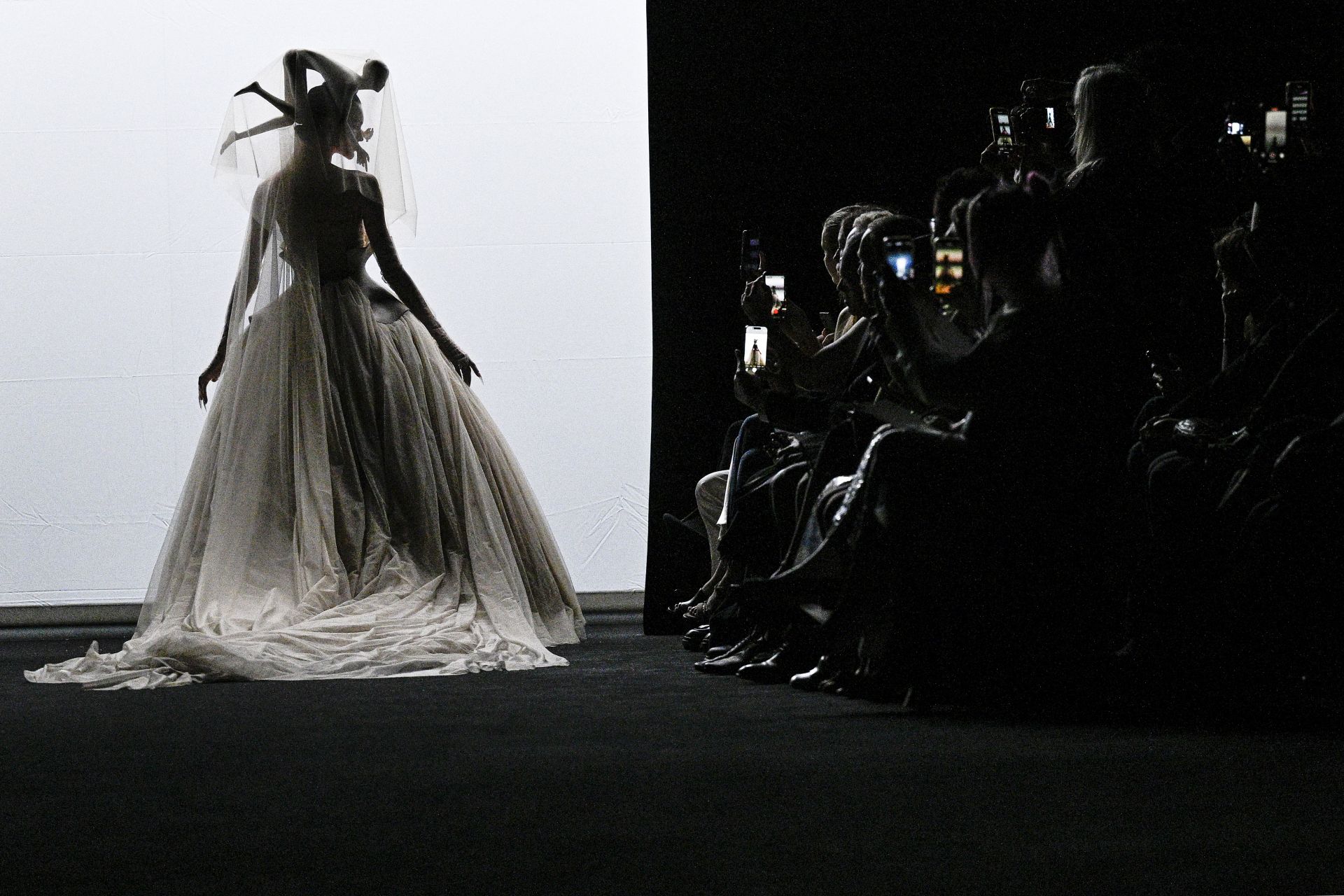 Haute-couture: Défilé ultime de Demna pour Balenciaga et renouveau chez Margiela