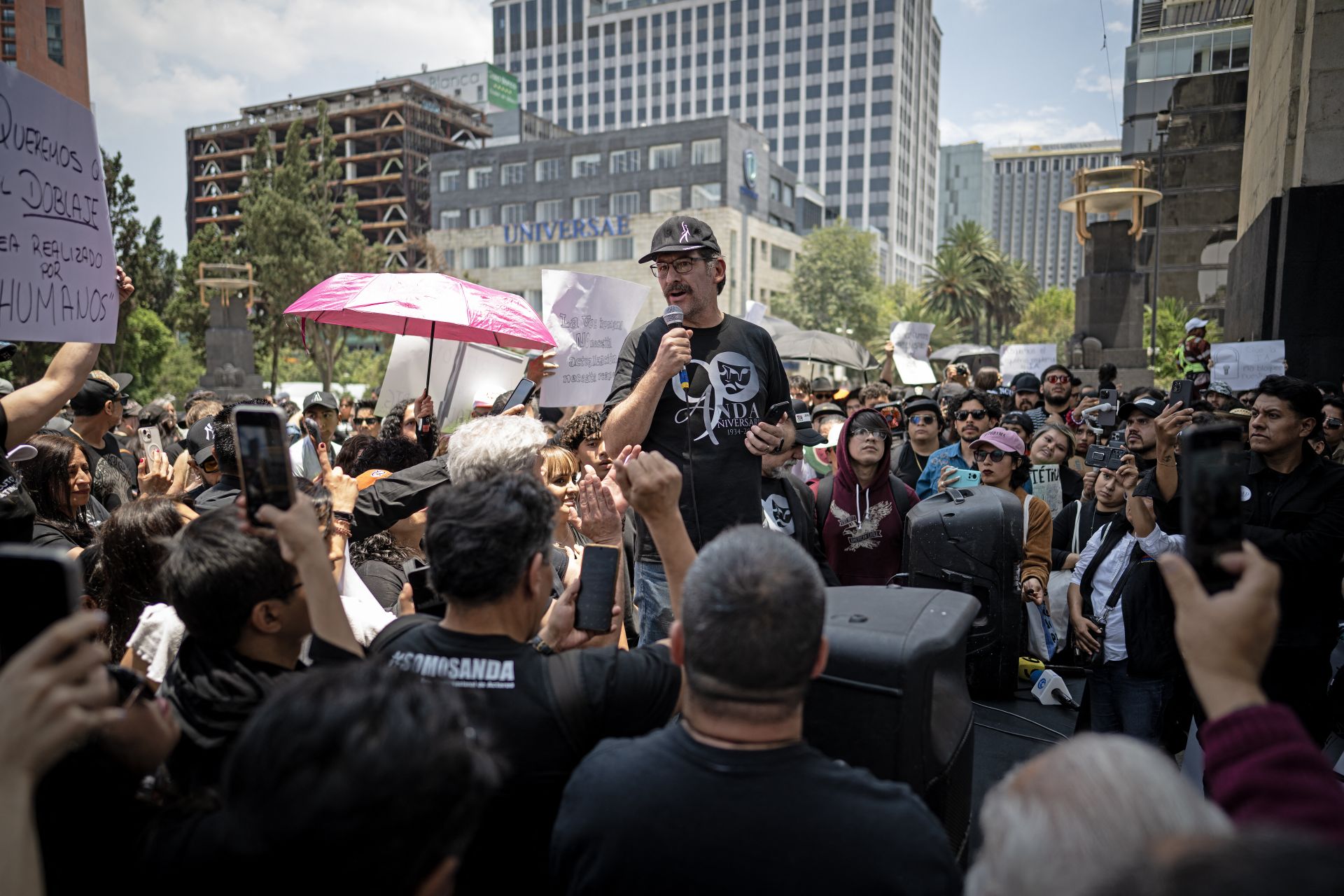 Au Mexique, des comédiens de doublage manifestent contre l’usage non consenti de leur voix par l’IA